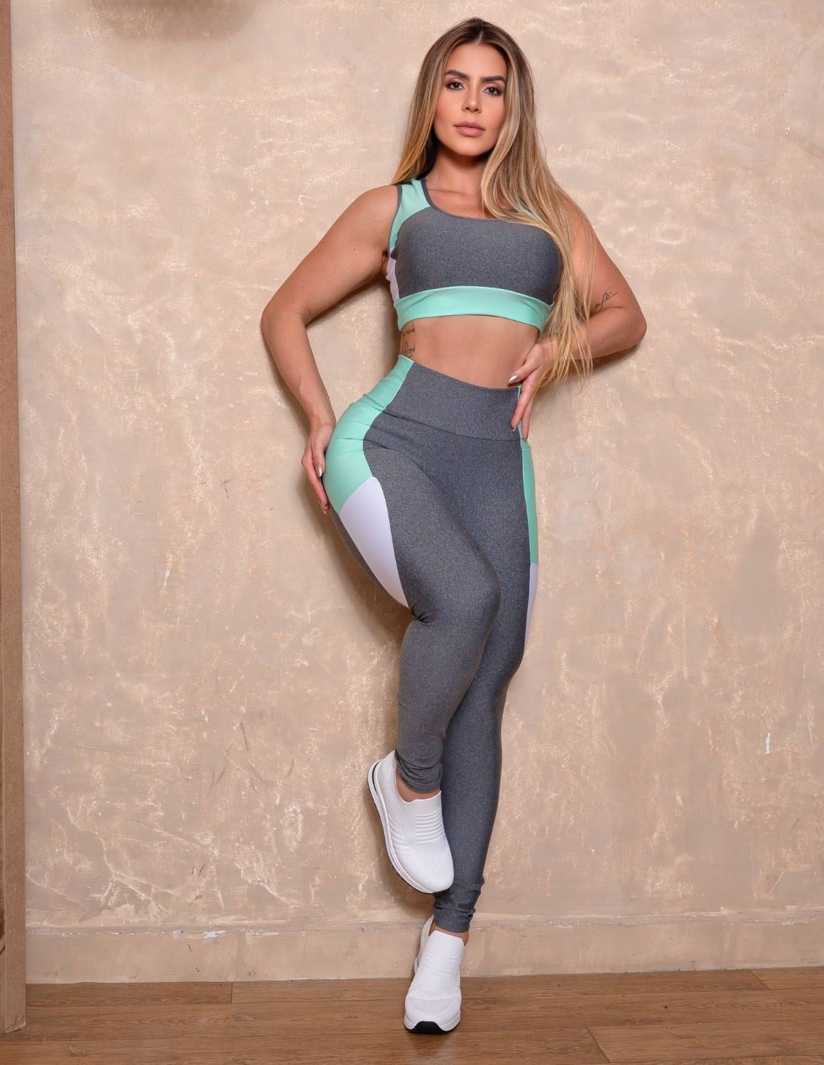 Conjunto Academia Feminino com Calça Legging e Cropped sem Bojo