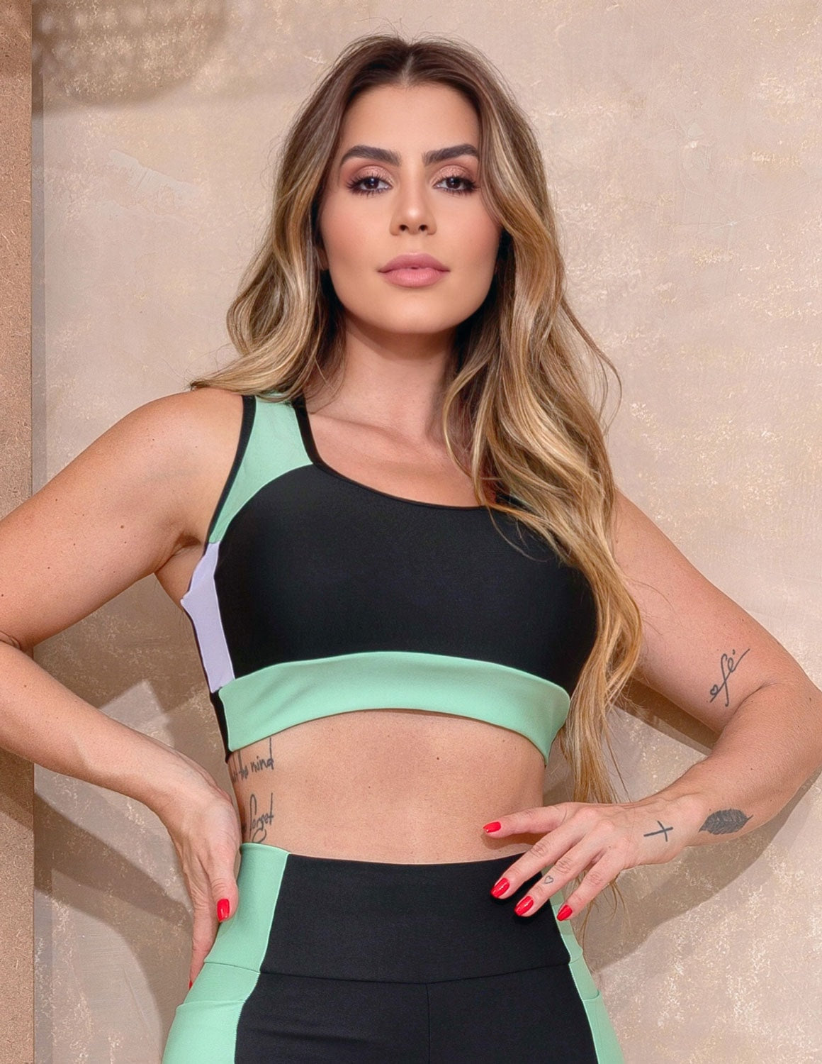 Conjunto Fitness Feminino Recorte Colorido com Calça e Cropped sem Bojo