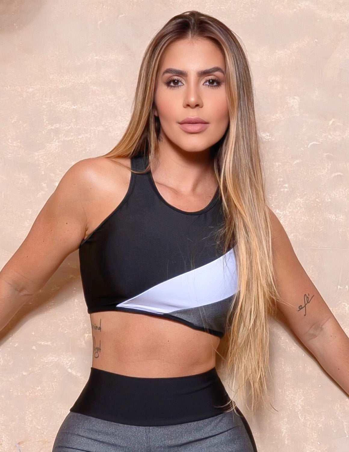 Cropped Feminino com Recorte Colorido sem Bojo Academia