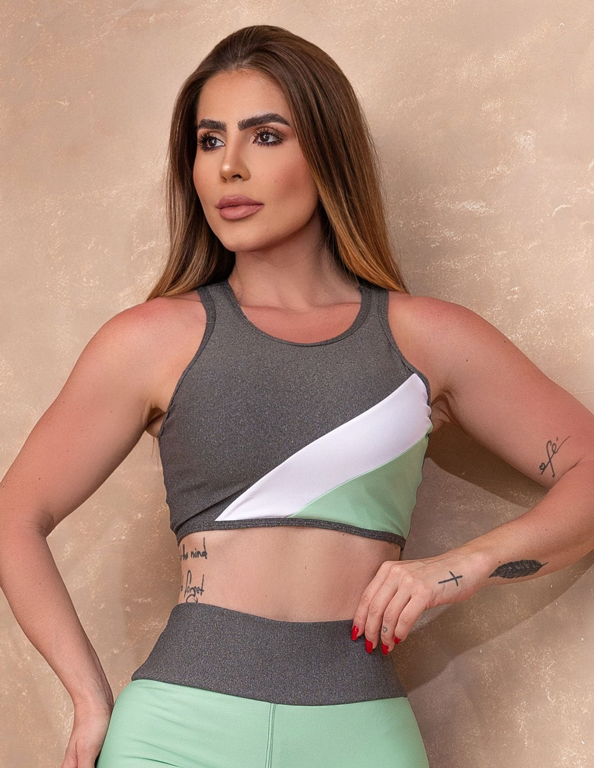 Cropped Feminino Fitness sem Bojo com Decote Vazado nas Costas