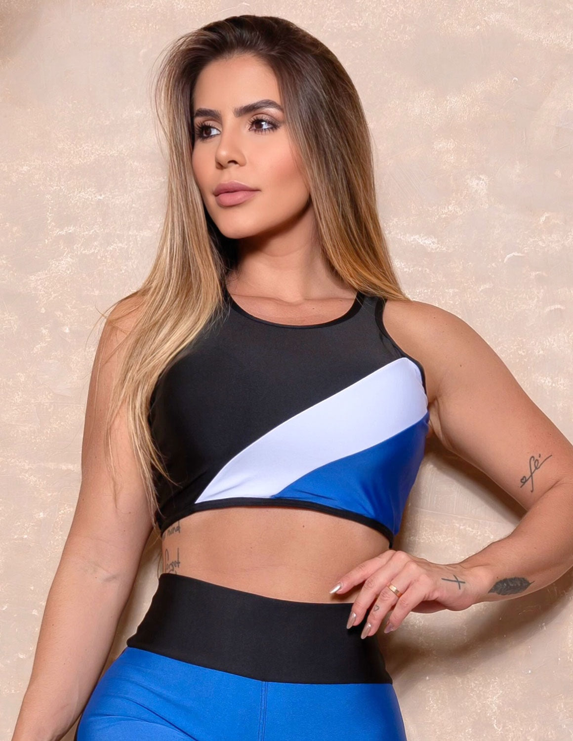 Cropped Fitness Feminino sem Bojo com Recorte Colorido