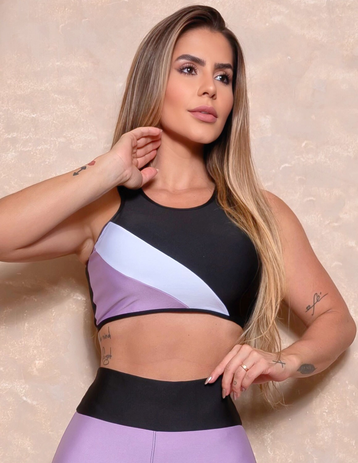 Cropped Top Fitness Feminino sem Bojo com Detalhe Colorido