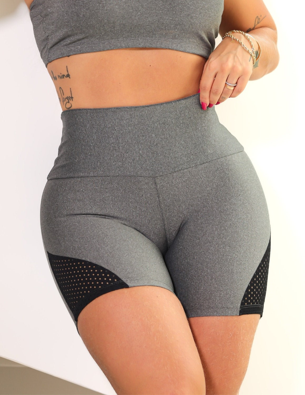 Conjunto Feminino Fitness Short com Tela e Cropped com Bojo Removível
