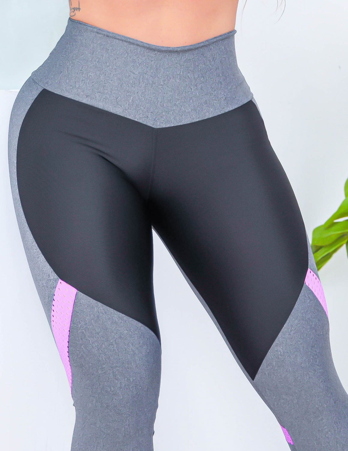 Calça Legging Feminina com Recortes em Tela para Academia