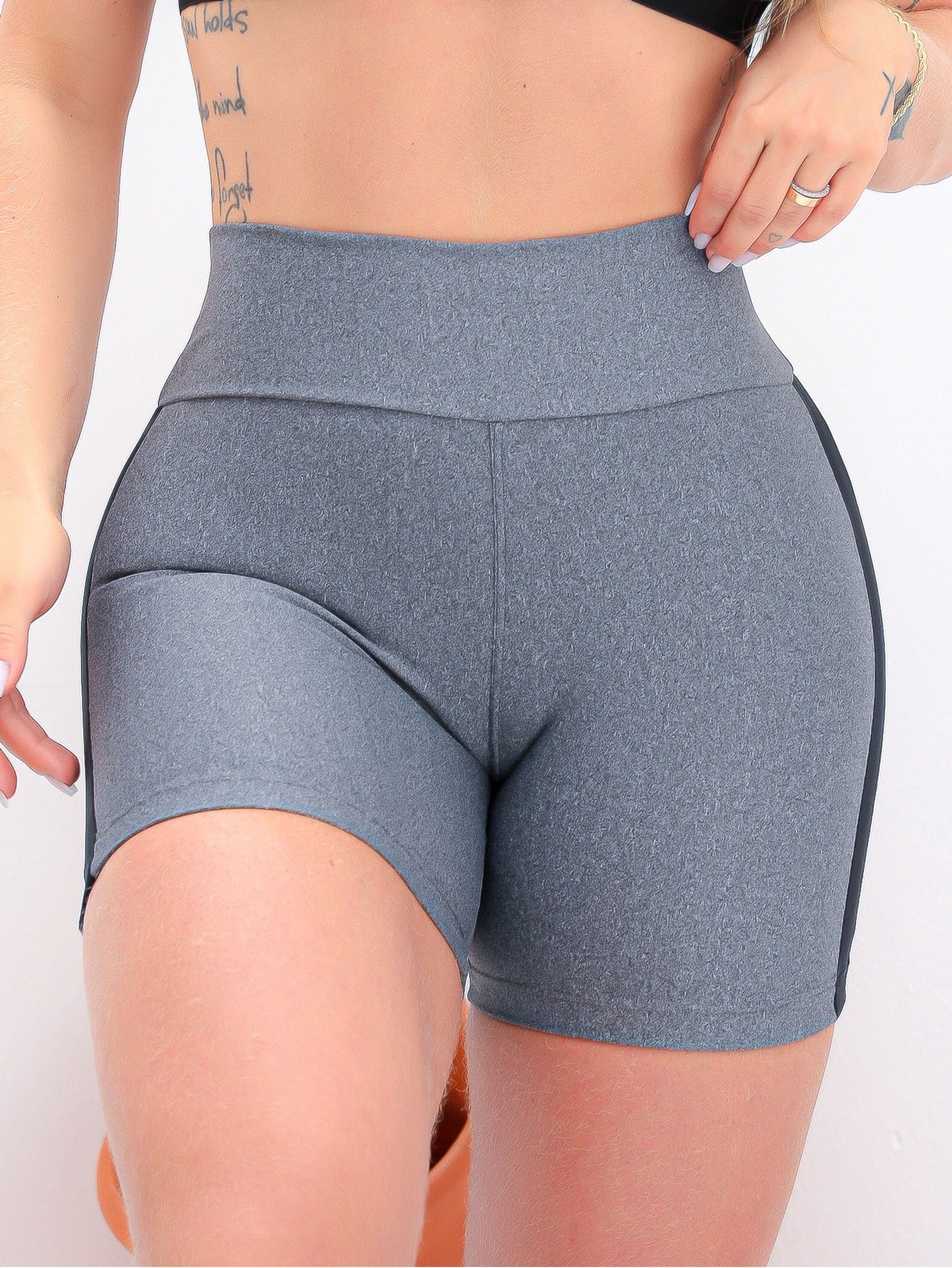 Short Fitness Feminino Suplex Para Academia com Recortes Laterais
