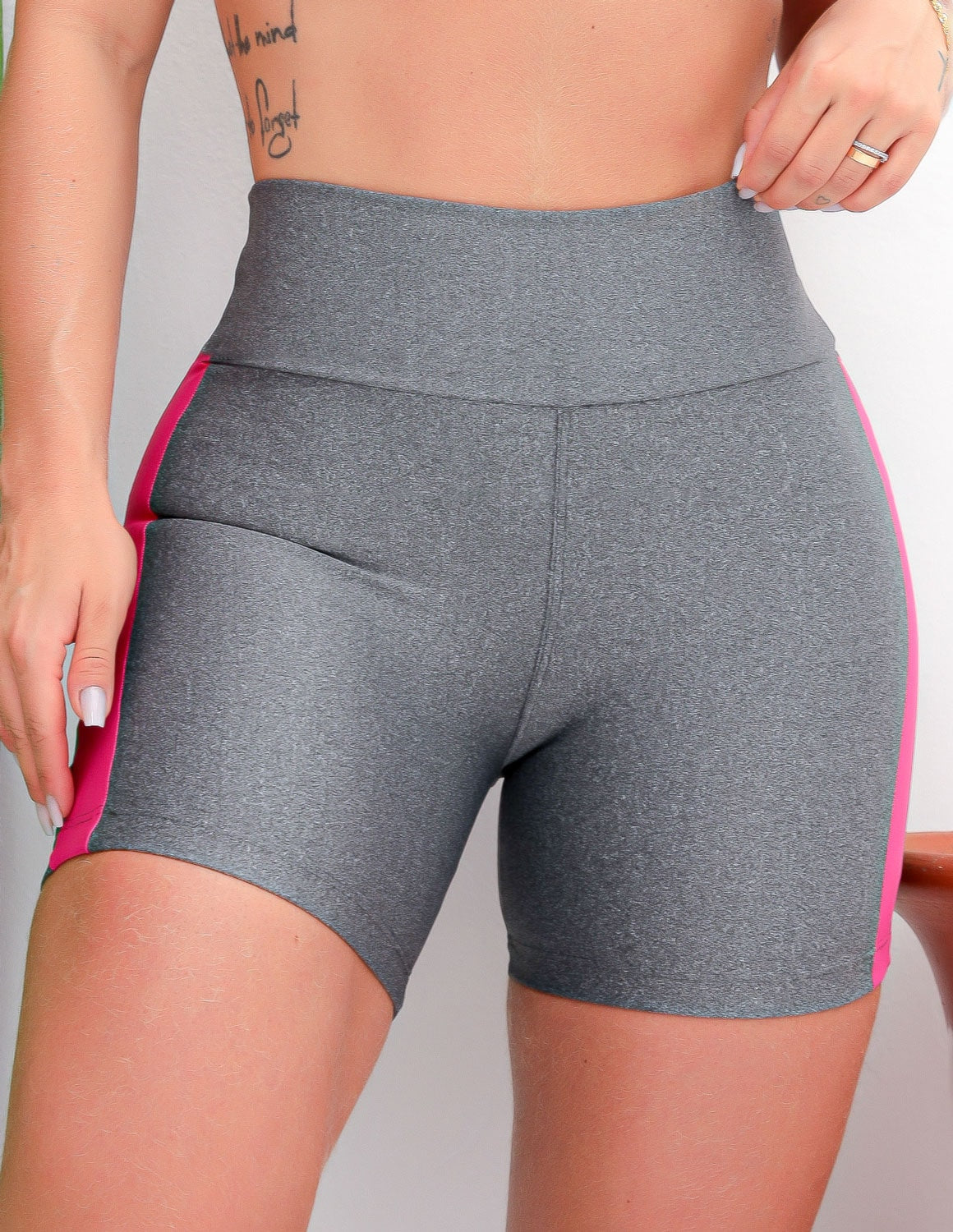 Short Feminino para Academia com Detalhe nas Laterais