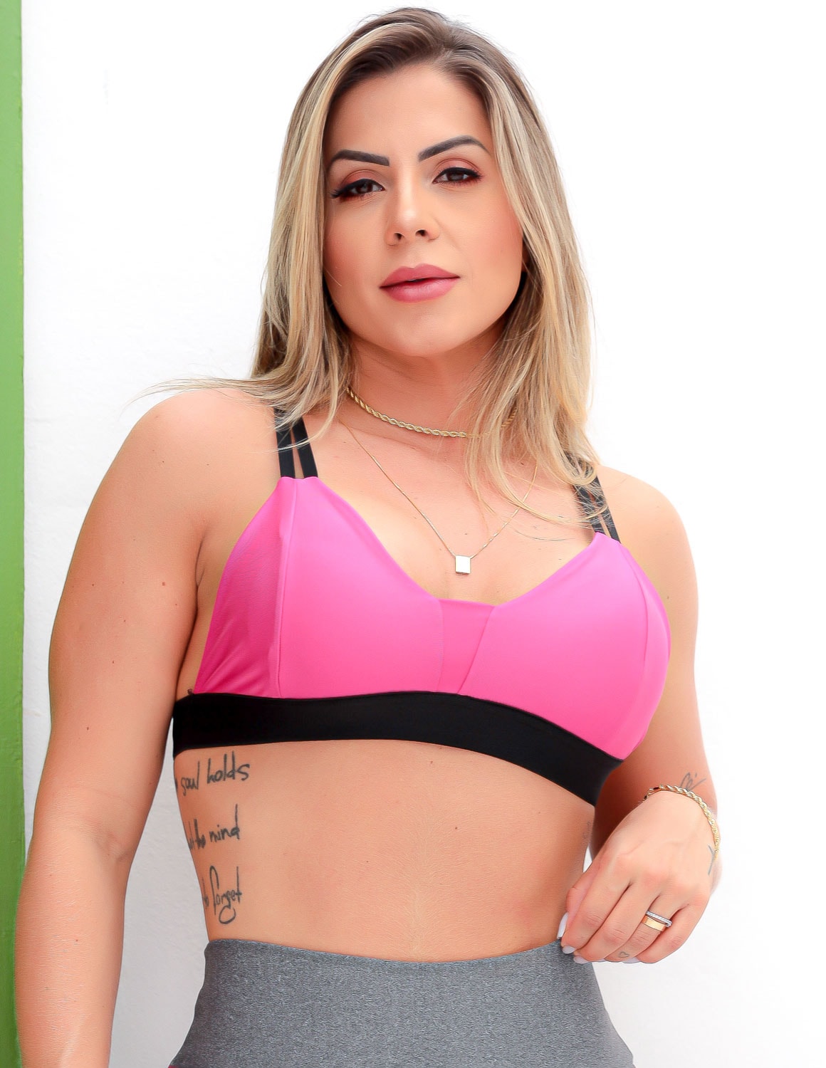 Conjunto Esportivo para Mulheres Short com Recortes Laterais e Top com Bojo