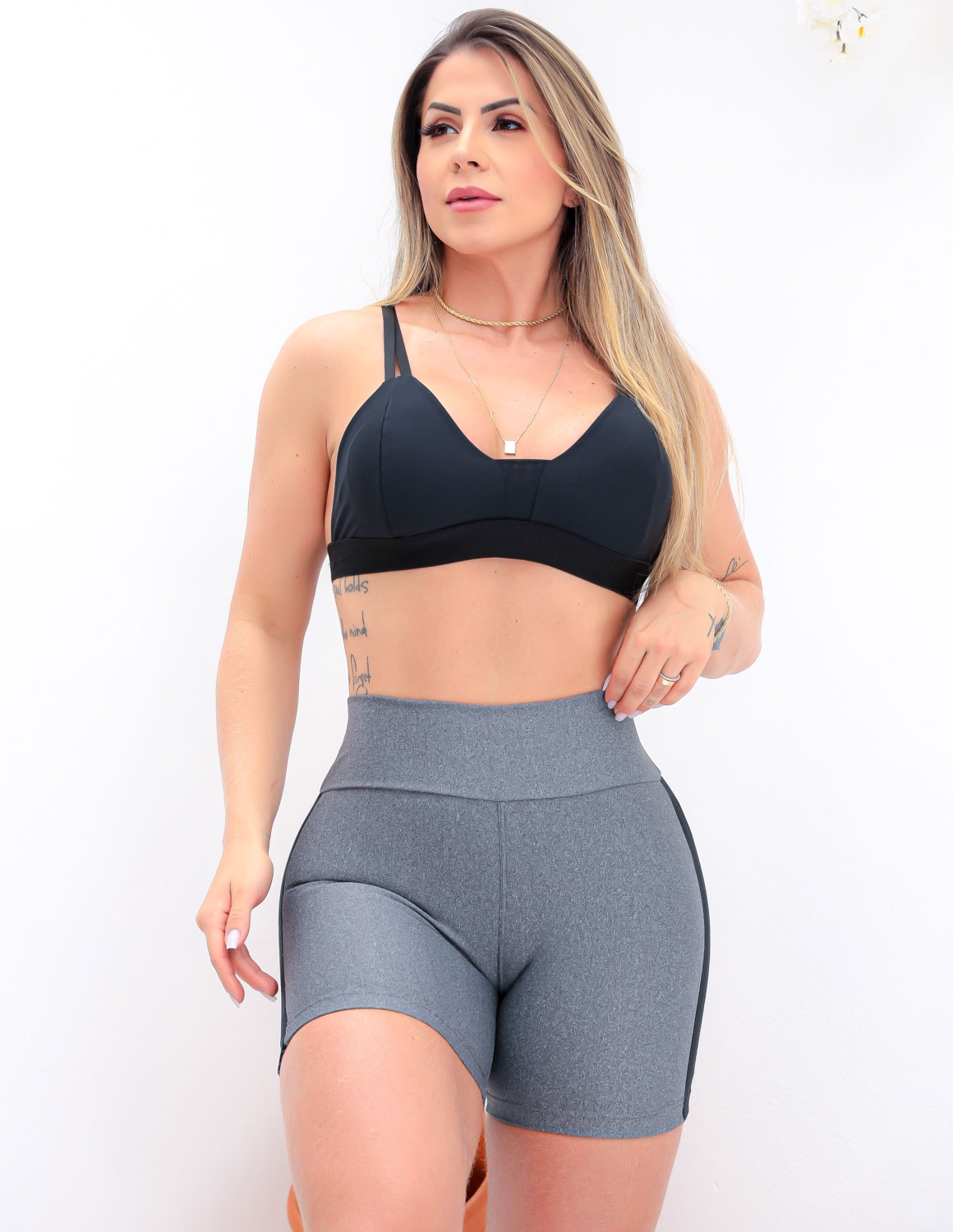 Conjunto de Academia Top com Bojo e Shortinho com Recortes nas Laterais