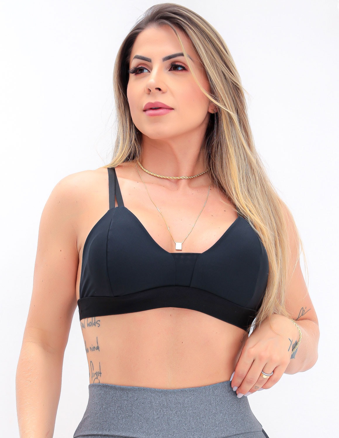 Conjunto de Academia Top com Bojo e Shortinho com Recortes nas Laterais
