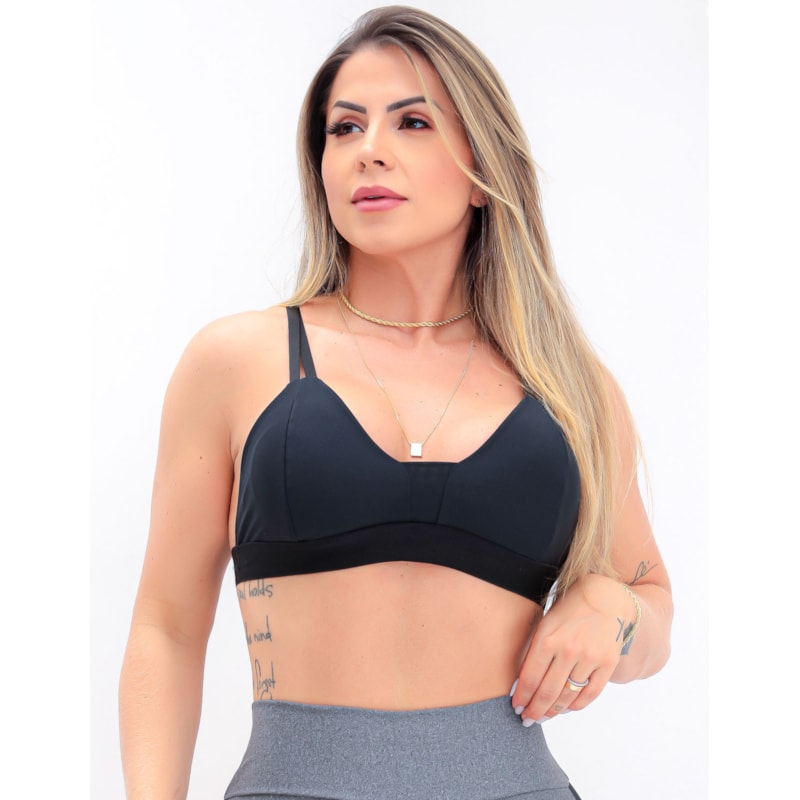 Conjunto de Academia Top com Bojo e Shortinho com Recortes nas Laterais