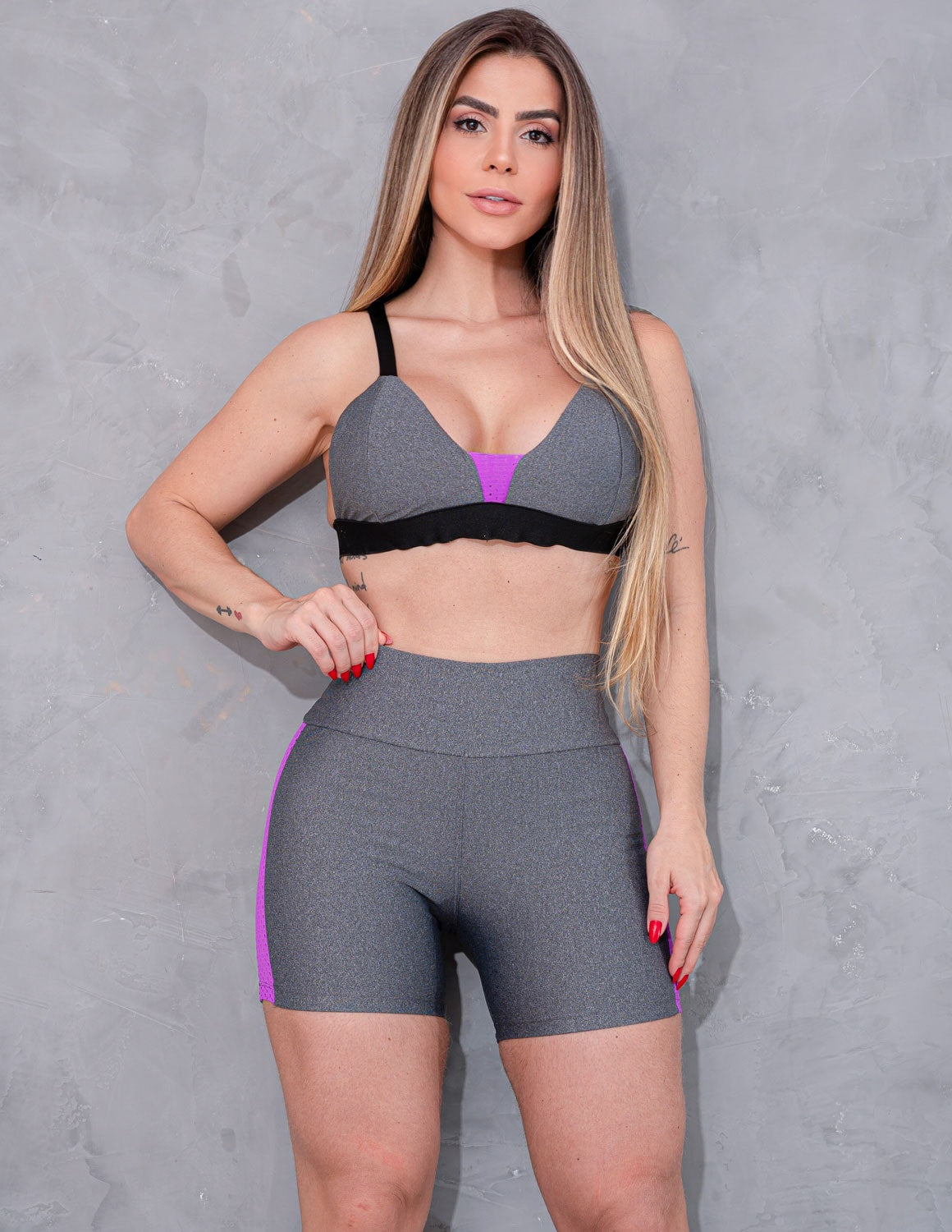 Look Fitness Feminino com Shortinho e Top com Bojo Removível