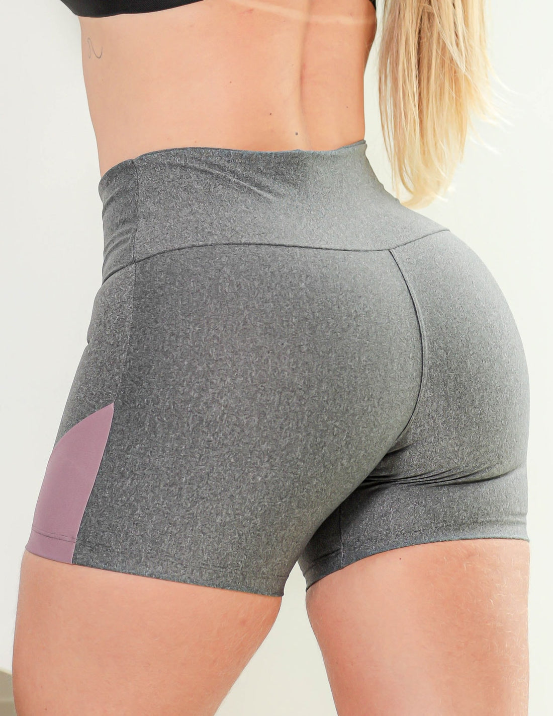 Shortinho Feminino para Academia com Recortes Laterais