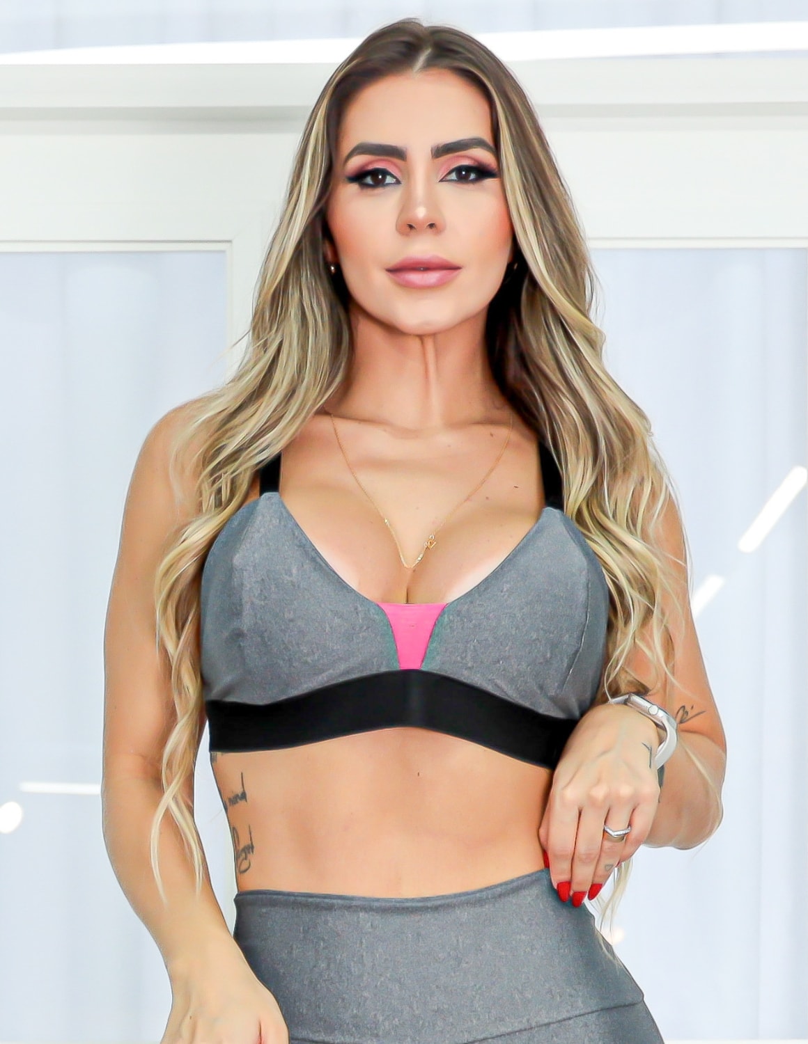 Conjunto Fitness Feminino com Shortinho e Top com Recorte em Tela