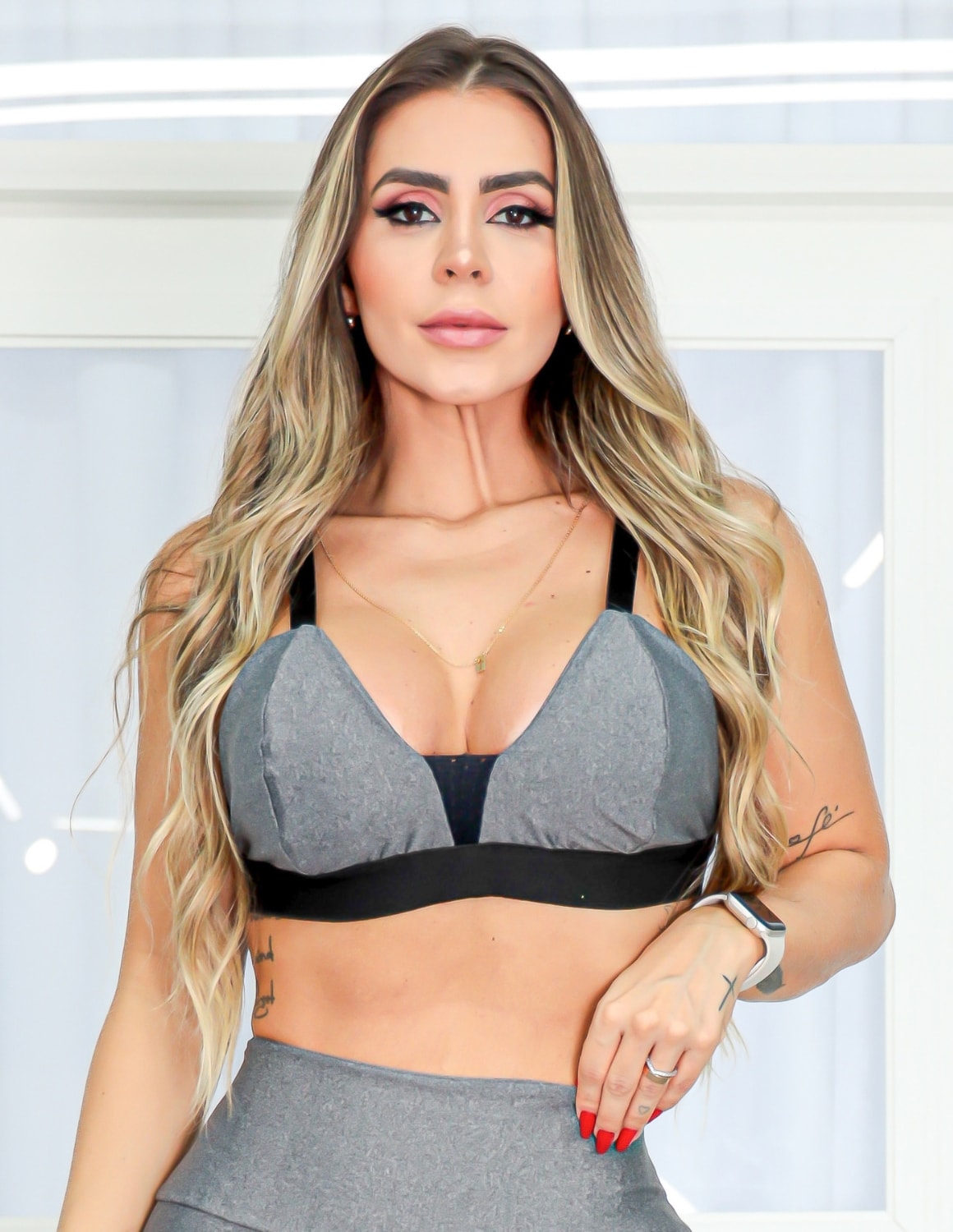 Conjunto Feminino para Academia com Cropped Tela com Bojo Removível e Shortinho