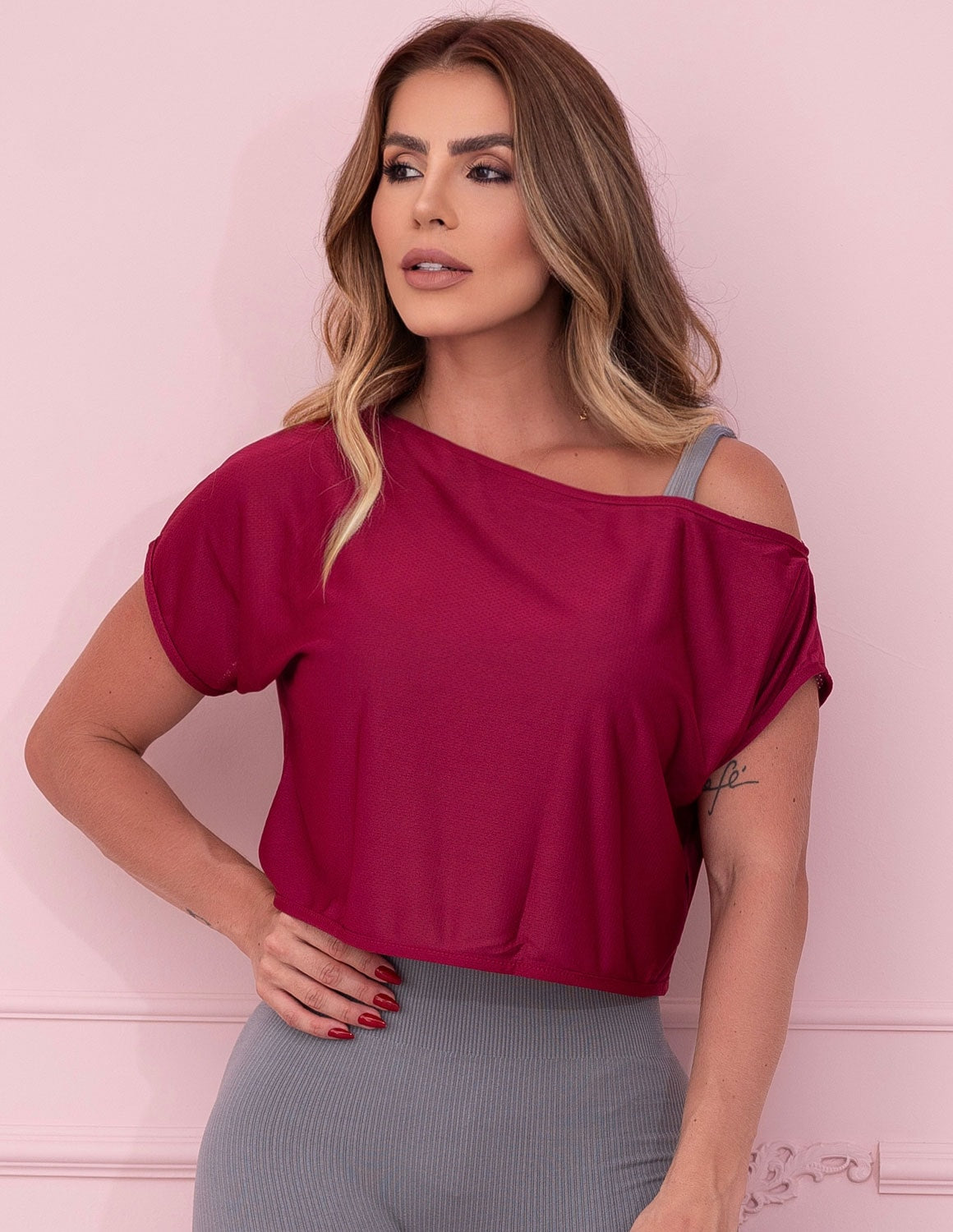 Cropped Camiseta Fitness em Dry Fit Feminino Ombro Só