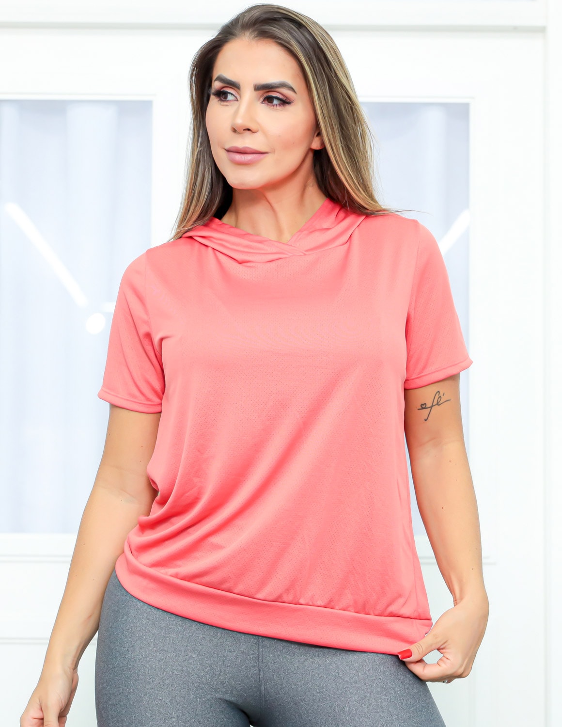 Blusa Fitness para Academia em Dry Fit Furadinho com Capuz