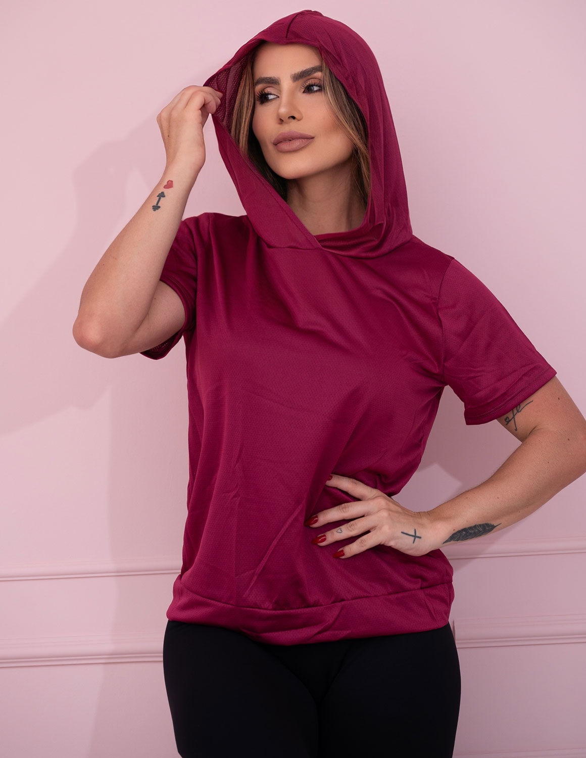 Blusinha Fitness Feminina em Dry Fit Furadinho com Capuz para Academia