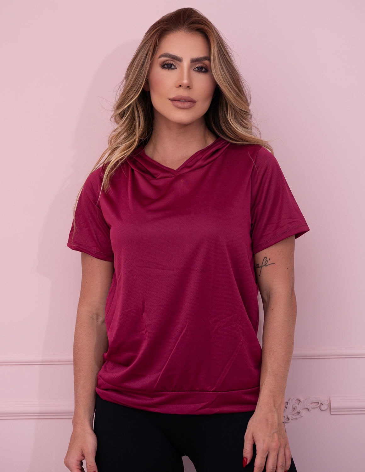 Blusinha Fitness Feminina em Dry Fit Furadinho com Capuz para Academia