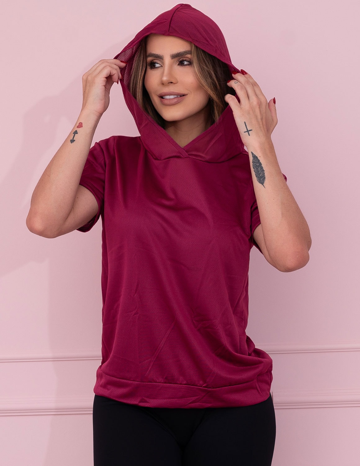 Blusinha Fitness Feminina em Dry Fit Furadinho com Capuz para Academia