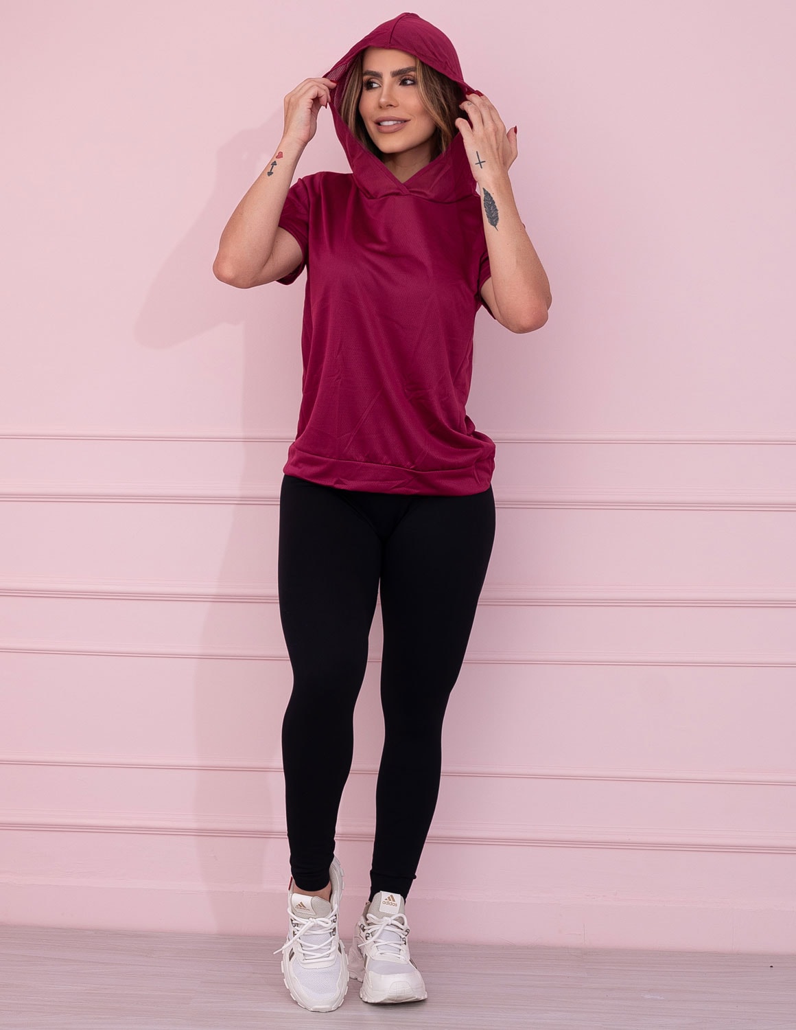 Blusinha Fitness Feminina em Dry Fit Furadinho com Capuz para Academia