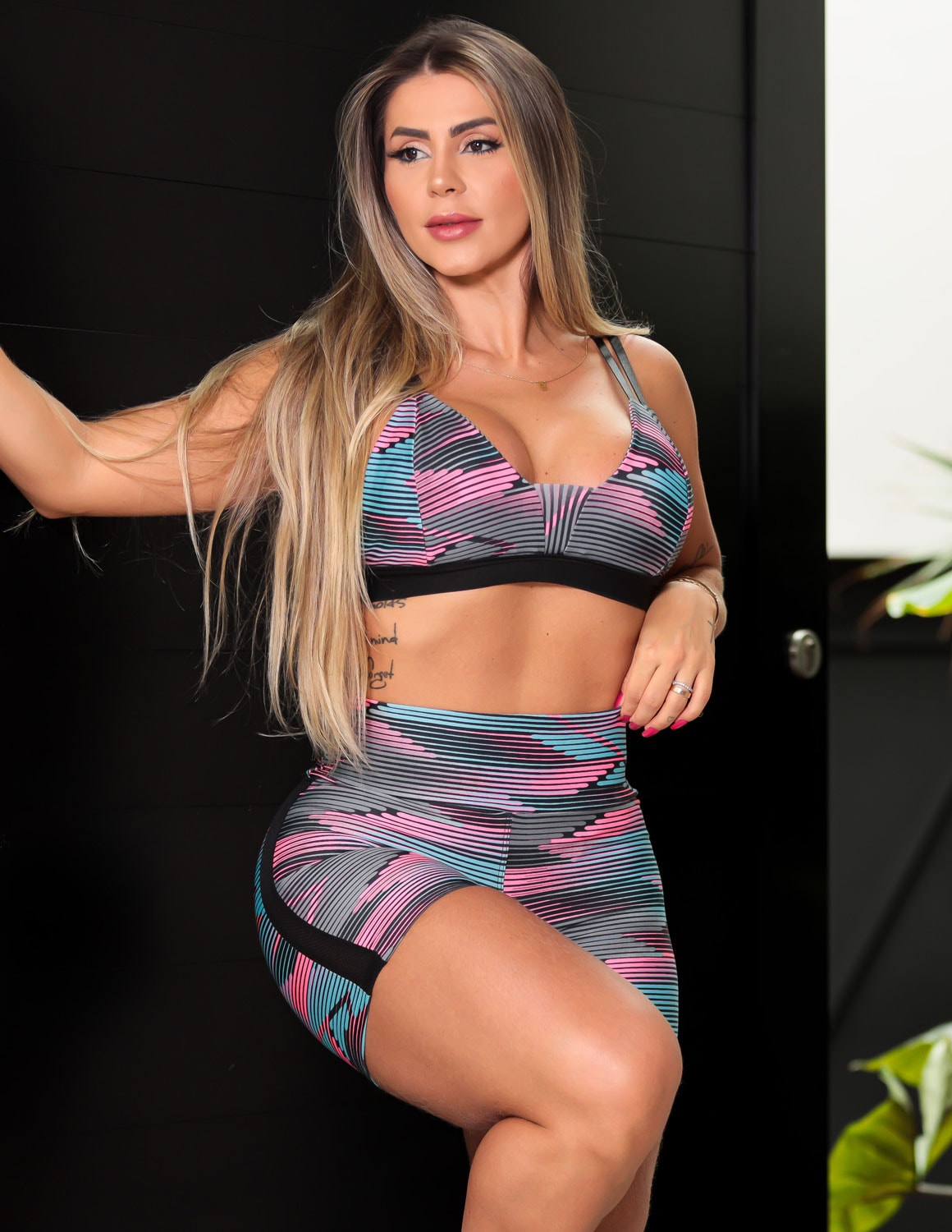 Shortinho Feminino Fitness Estampado com Recortes Laterais em Tela