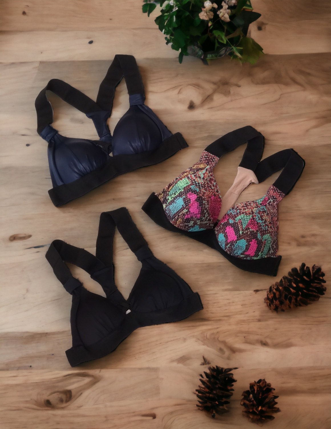 Kit com 3 Tops Feminino Fitness com Bojo Estampas e Modelos Variados