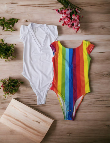 Kit com 2 Body sem Bojo -1 com Estampa Sublimada de Arco-íris e Fecho de Abotoação e 1 Branco Liso