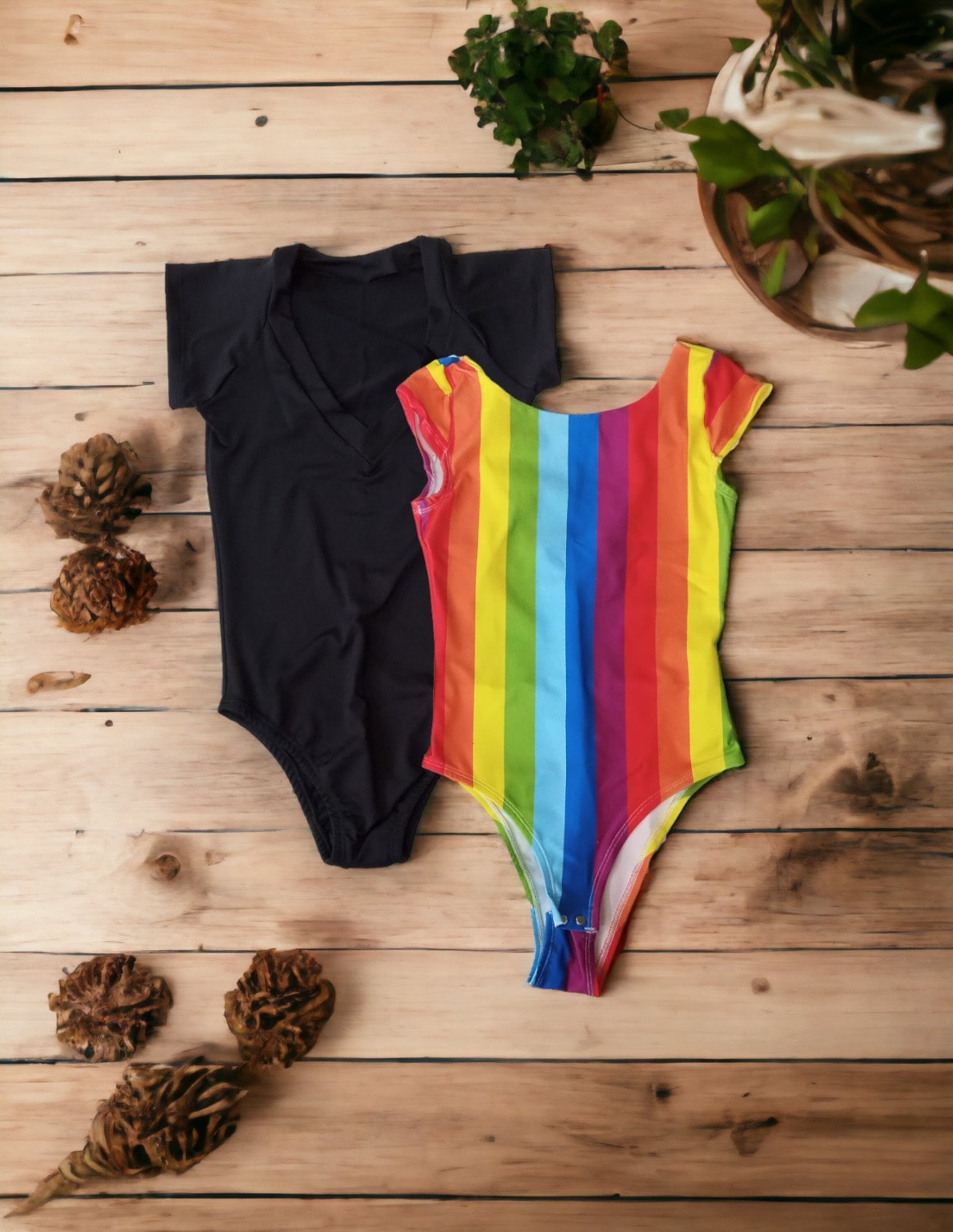 Kit com 2 Body sem Bojo -1 com Estampa Sublimada de Arco-íris e Fecho de Abotoação e 1 Preto Liso