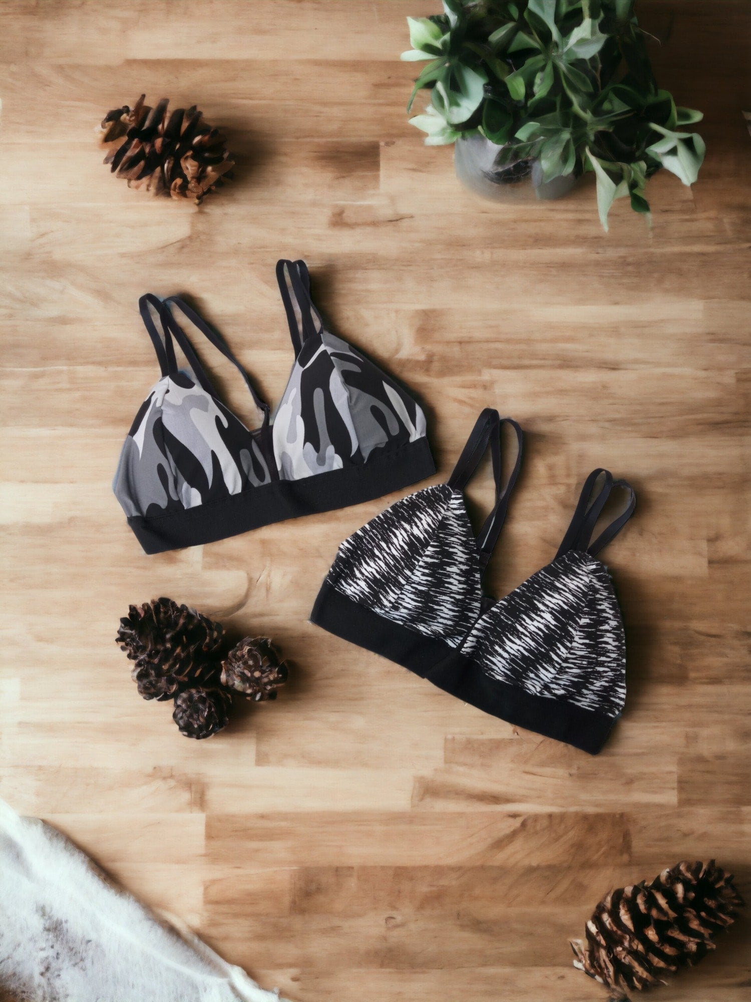 Kit com 2 Tops Feminino Fitness Estampado com Alcinhas e Bojo Removível