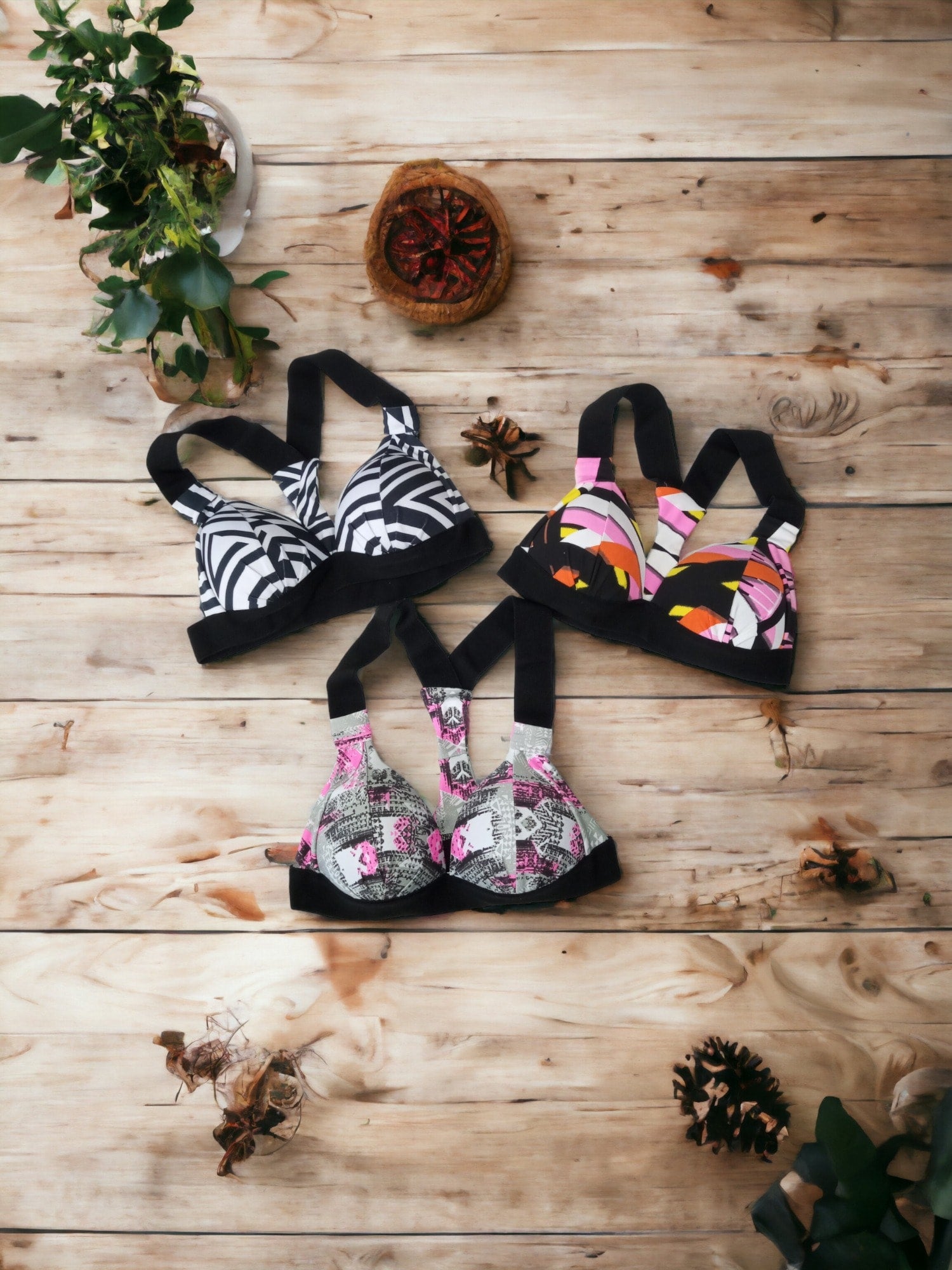 Kit com 3 Tops Feminino em Poliamida Estampada com Bojo