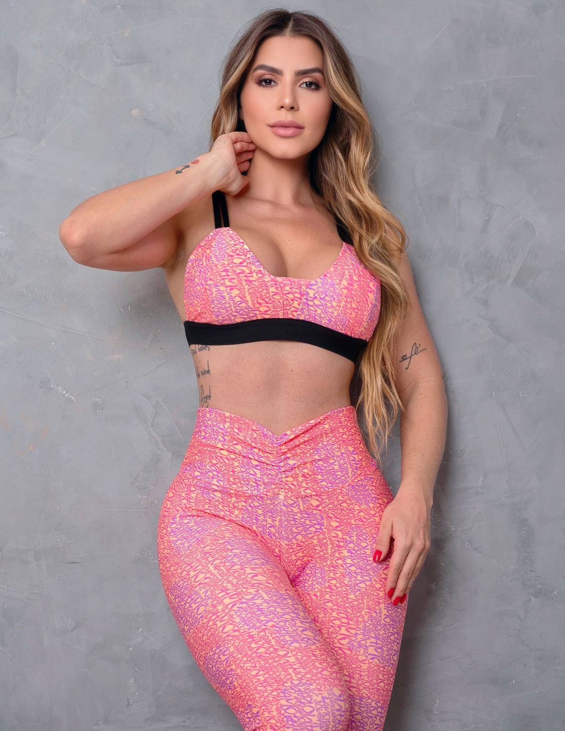 Conjunto Feminino com Calça Empina Bumbum e Top com Bojo Removível