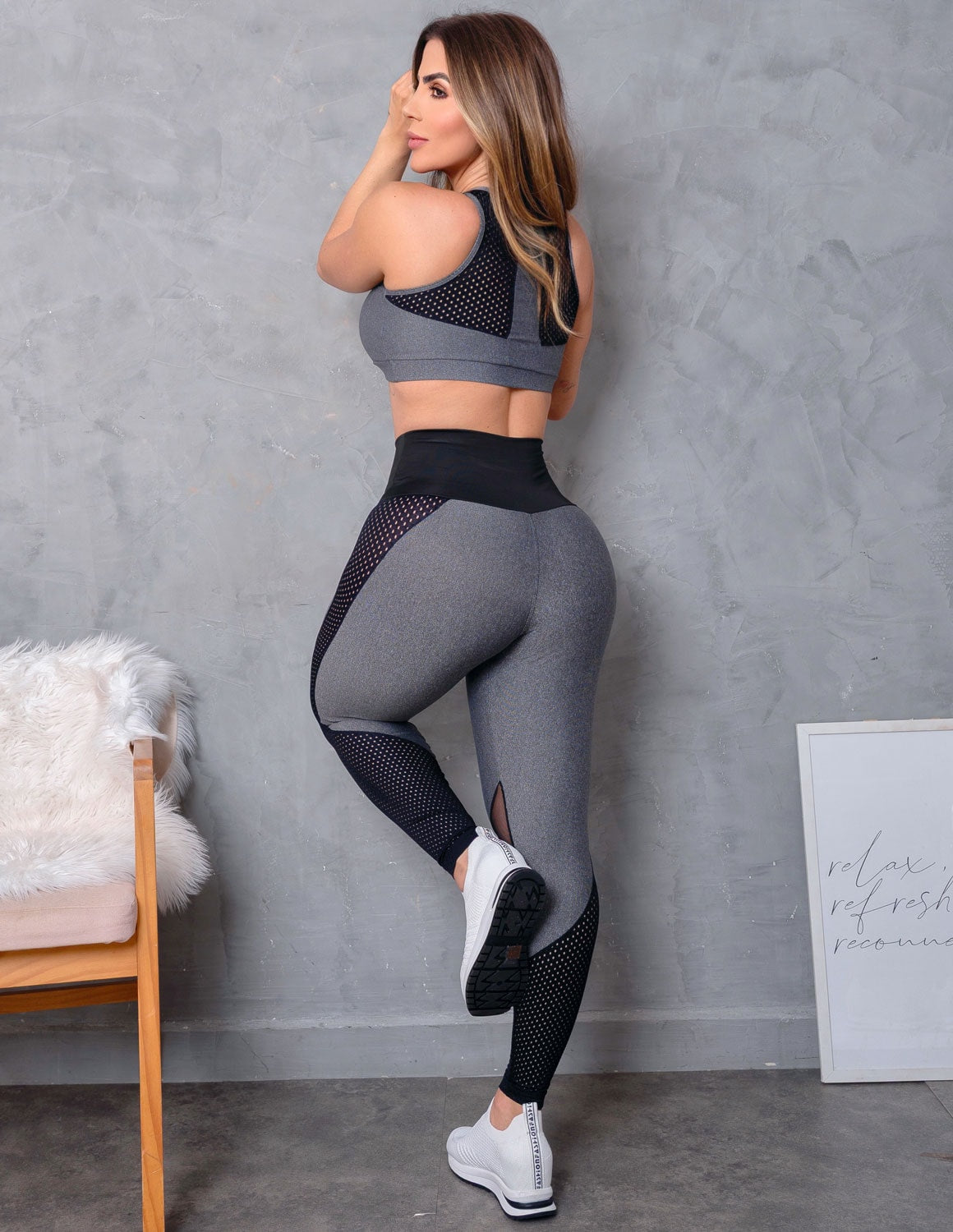 Conjunto Feminino Fitness Cropped sem Bojo e Calça com Tela de Poliamida