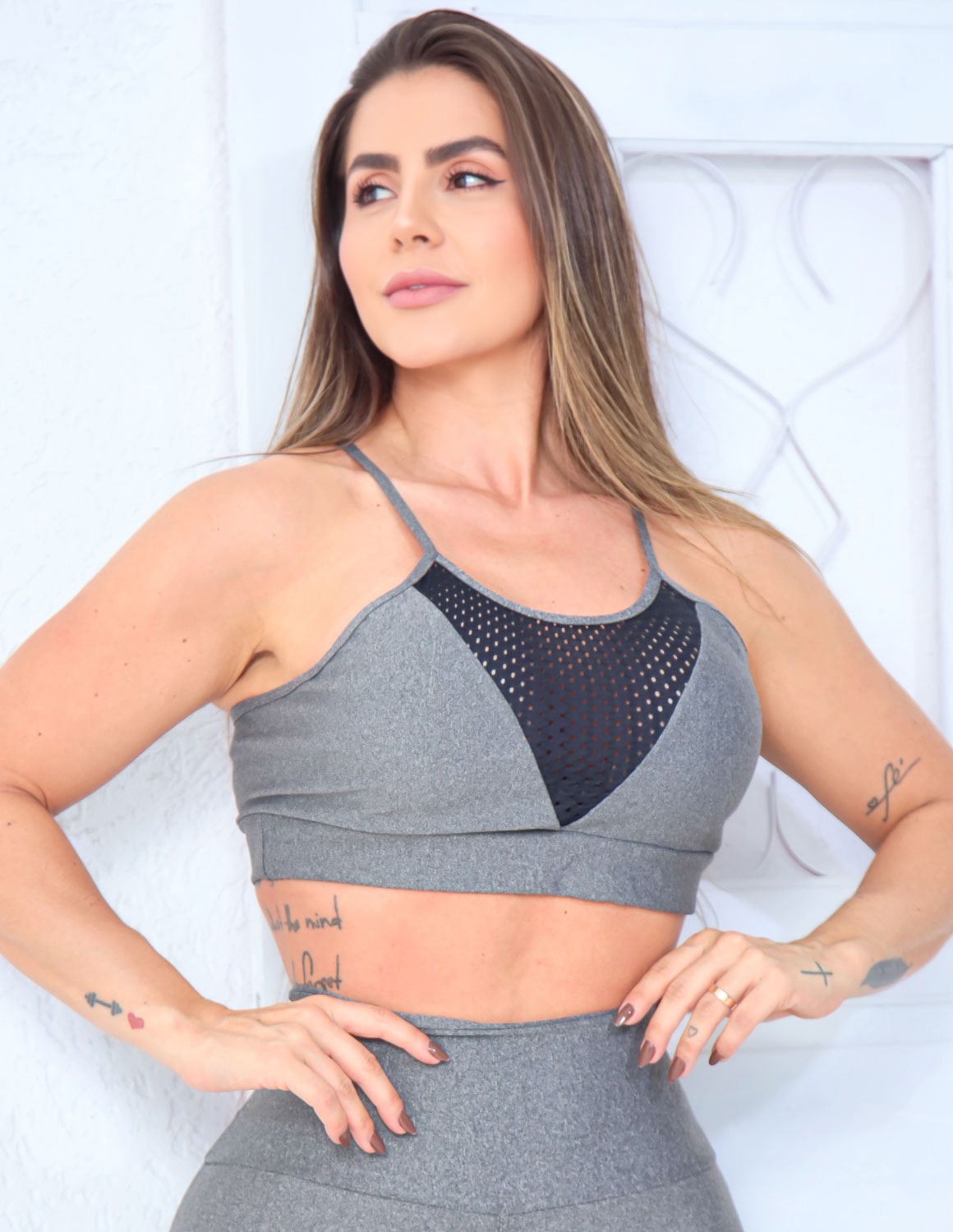 Conjunto Fitness Feminino com Recortes em Tela Short e Cropped com Bojo Removível