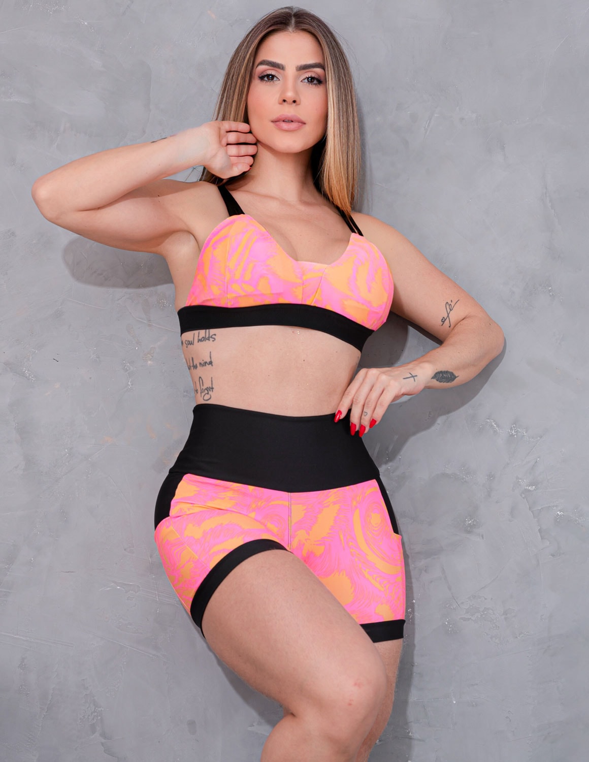 Conjunto Feminino Fitness Estampado Short com Bolsos Laterais e Top com Bojo