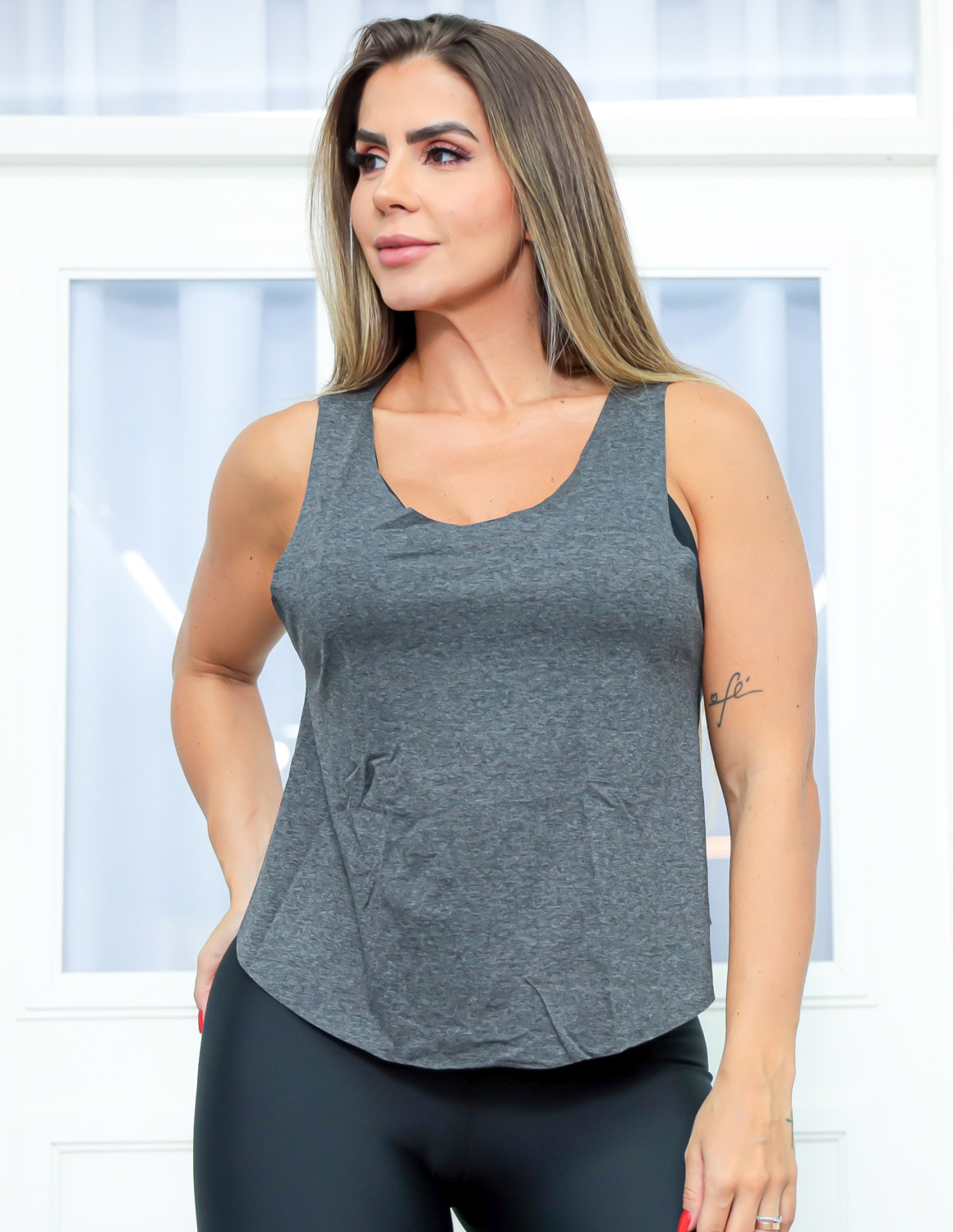 Kit com 3 Modelos de Camisetas Regata Feminina em Viscolycra para Academia