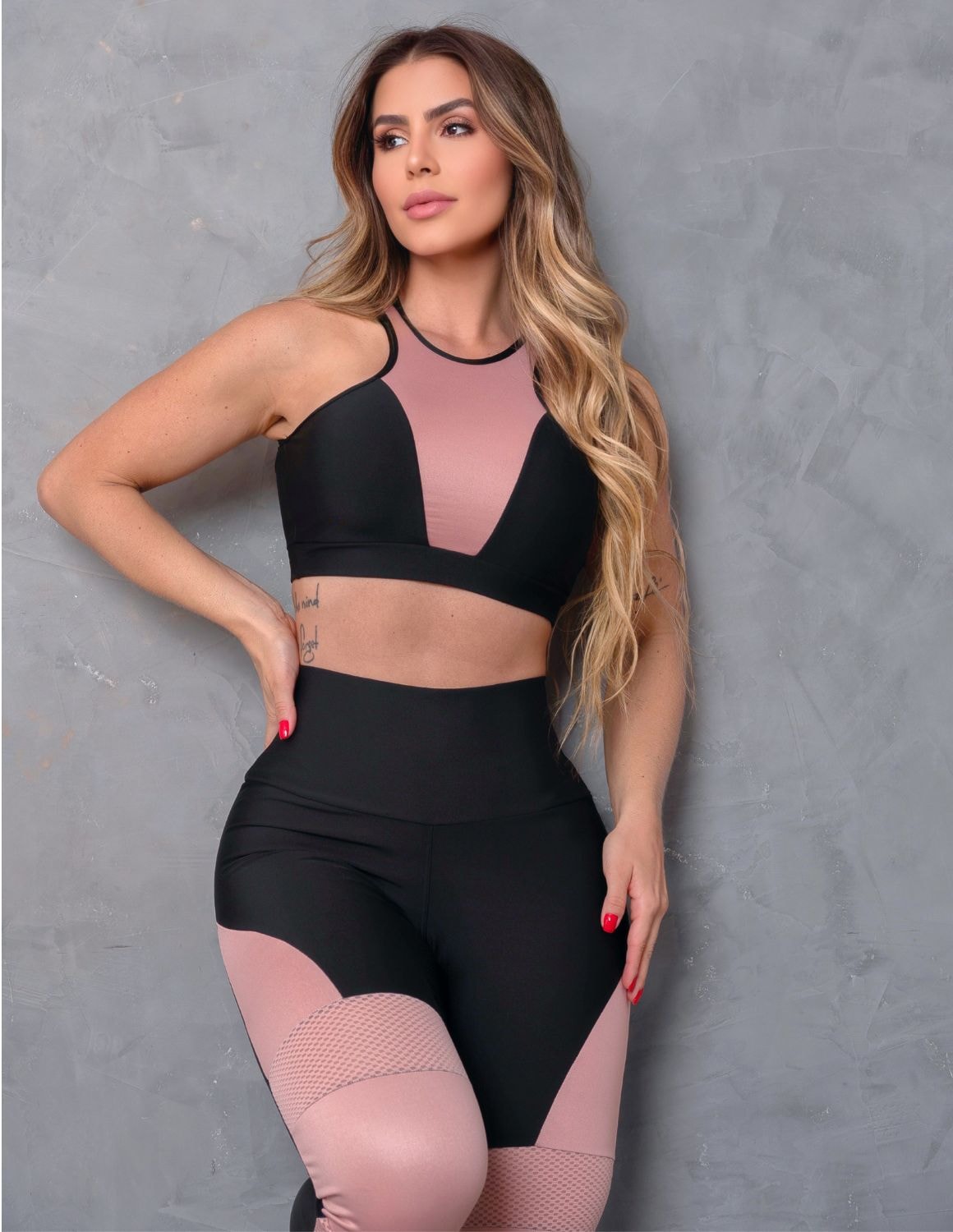 Conjunto Fitness Top e Legging Com Recortes Para Academia Design Moderno