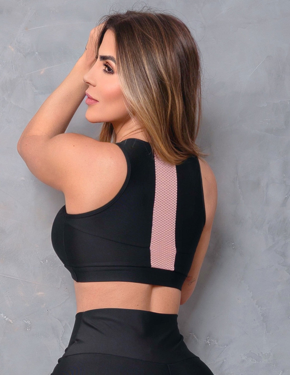 Top Fitness Feminino sem Bojo e com Recortes em Tela e Cirrê