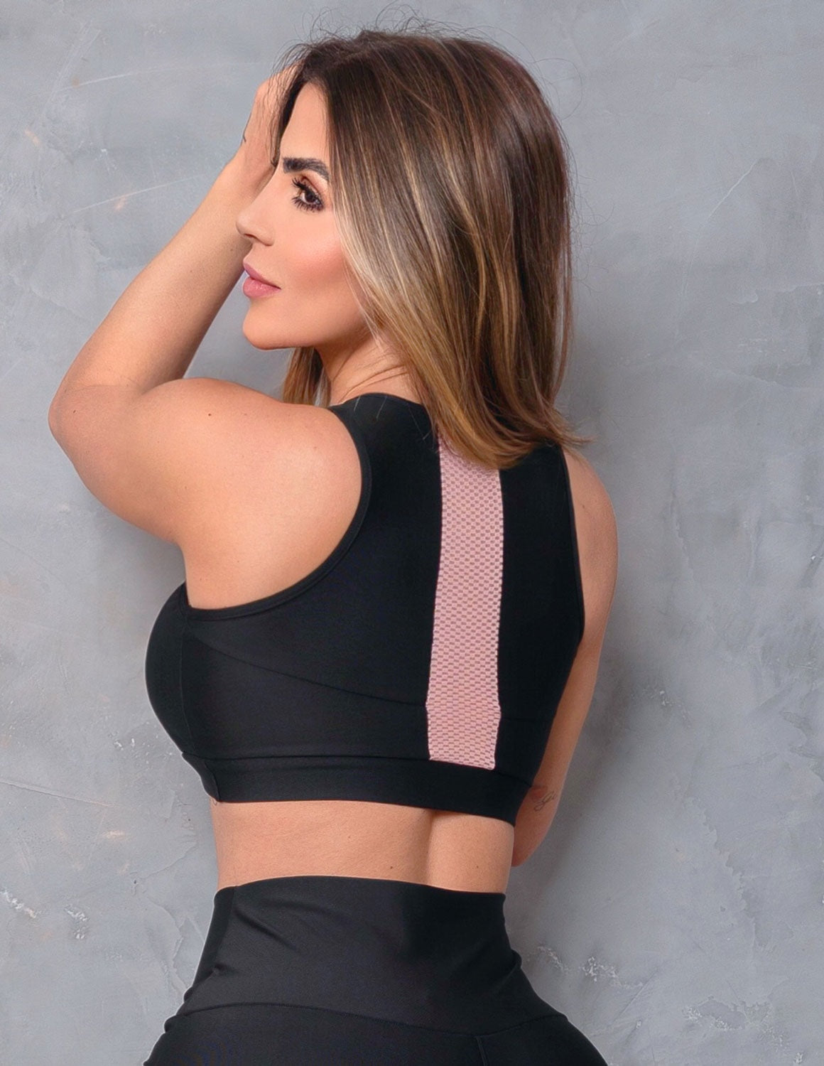 Top Fitness Feminino sem Bojo e com Recortes em Tela e Cirrê