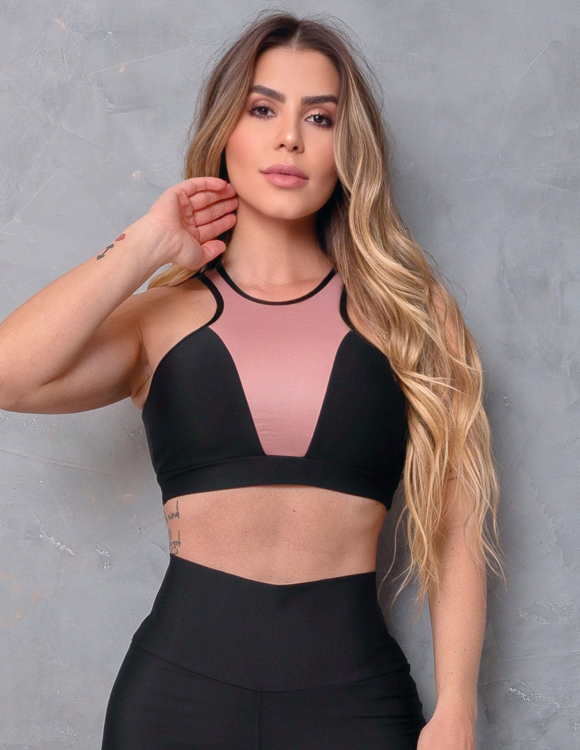 Top Fitness Feminino sem Bojo e com Recortes em Tela e Cirrê