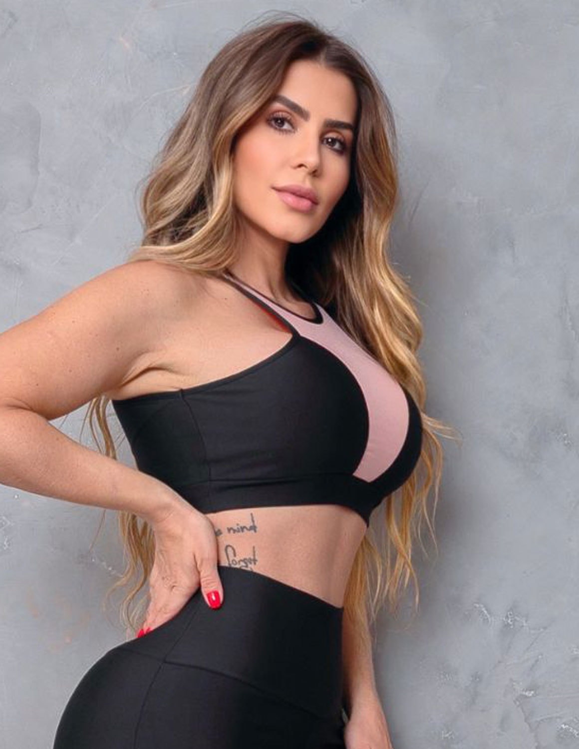 Top Fitness Feminino sem Bojo e com Recortes em Tela e Cirrê