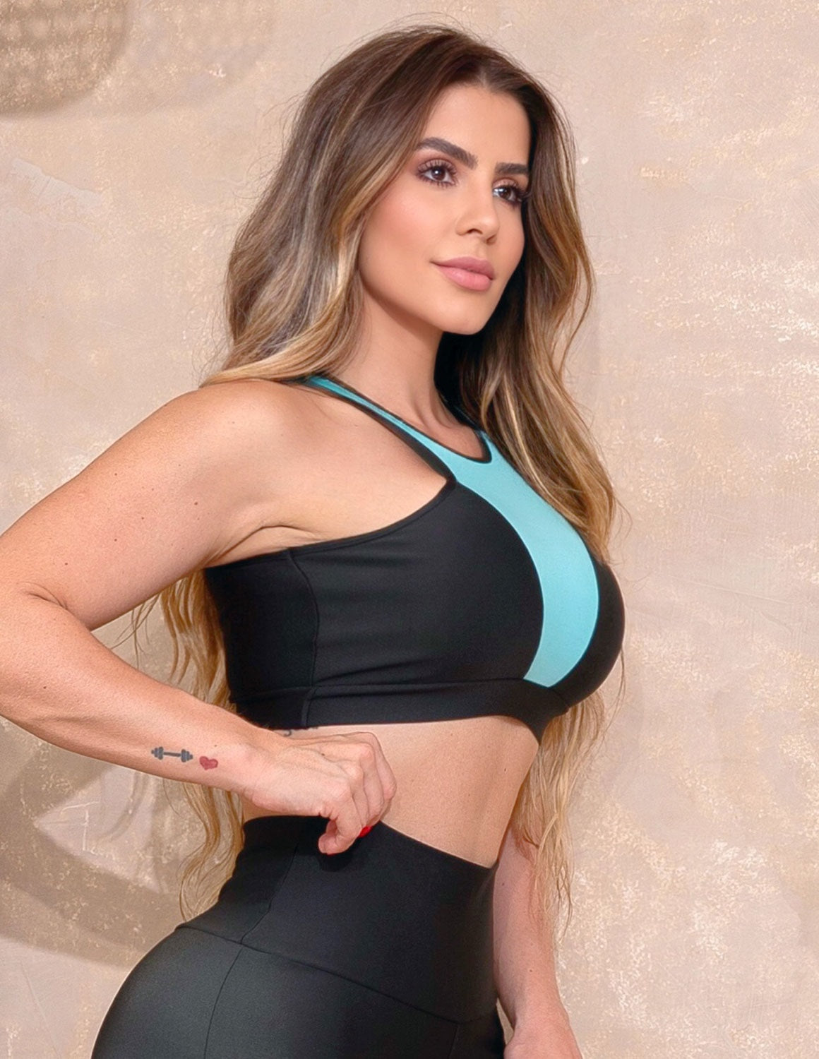 Top Sem Bojo Feminino para Academia com Recortes em Tela e Cirrê