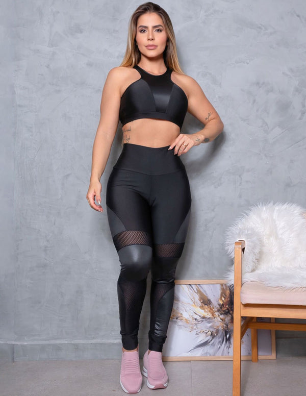 Look Feminino com Top sem Bojo e Calça com Recortes em Tela e Cirrê