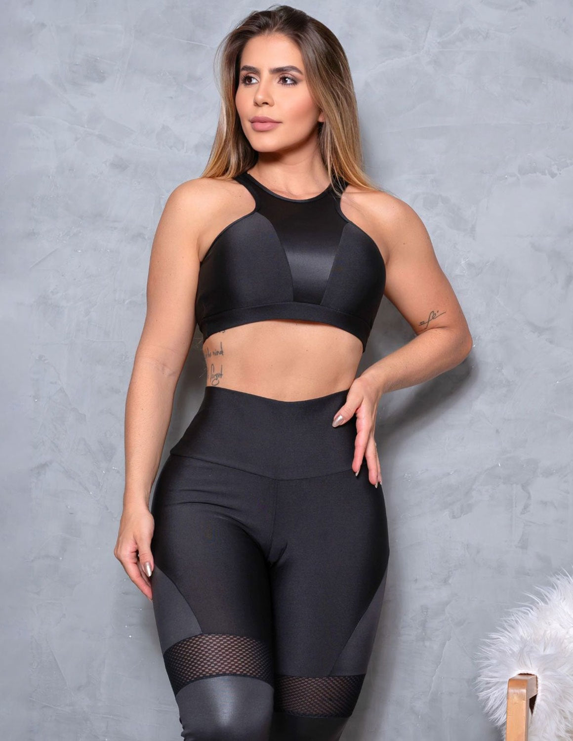 Look Feminino com Top sem Bojo e Calça com Recortes em Tela e Cirrê