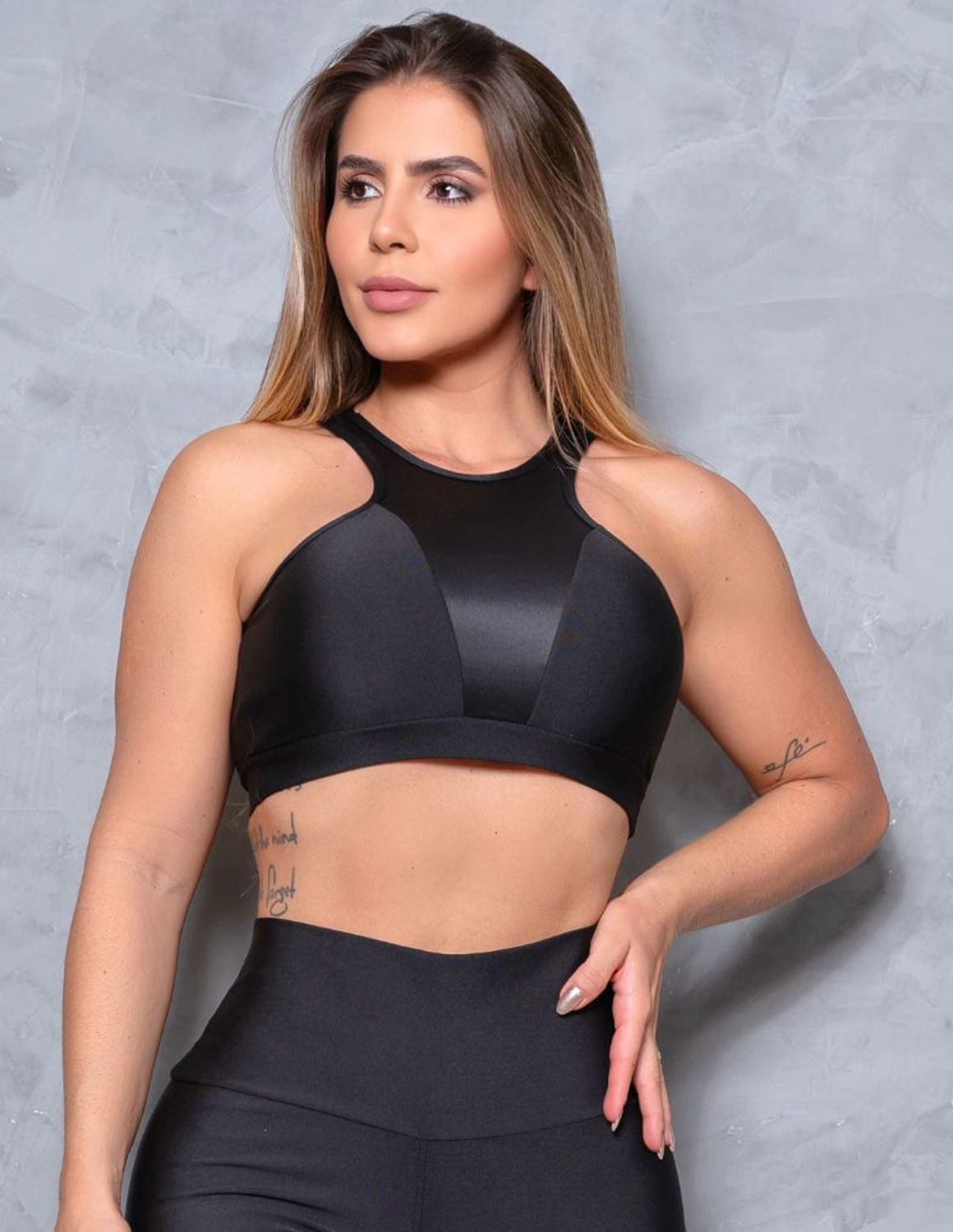 Top Feminino Fitness com Recortes em Tela e Cirrê sem Bojo