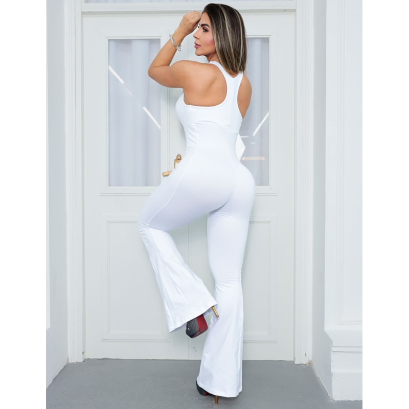 Macacão Longo Feminino Flare com Detalhe em Zíper no Decote