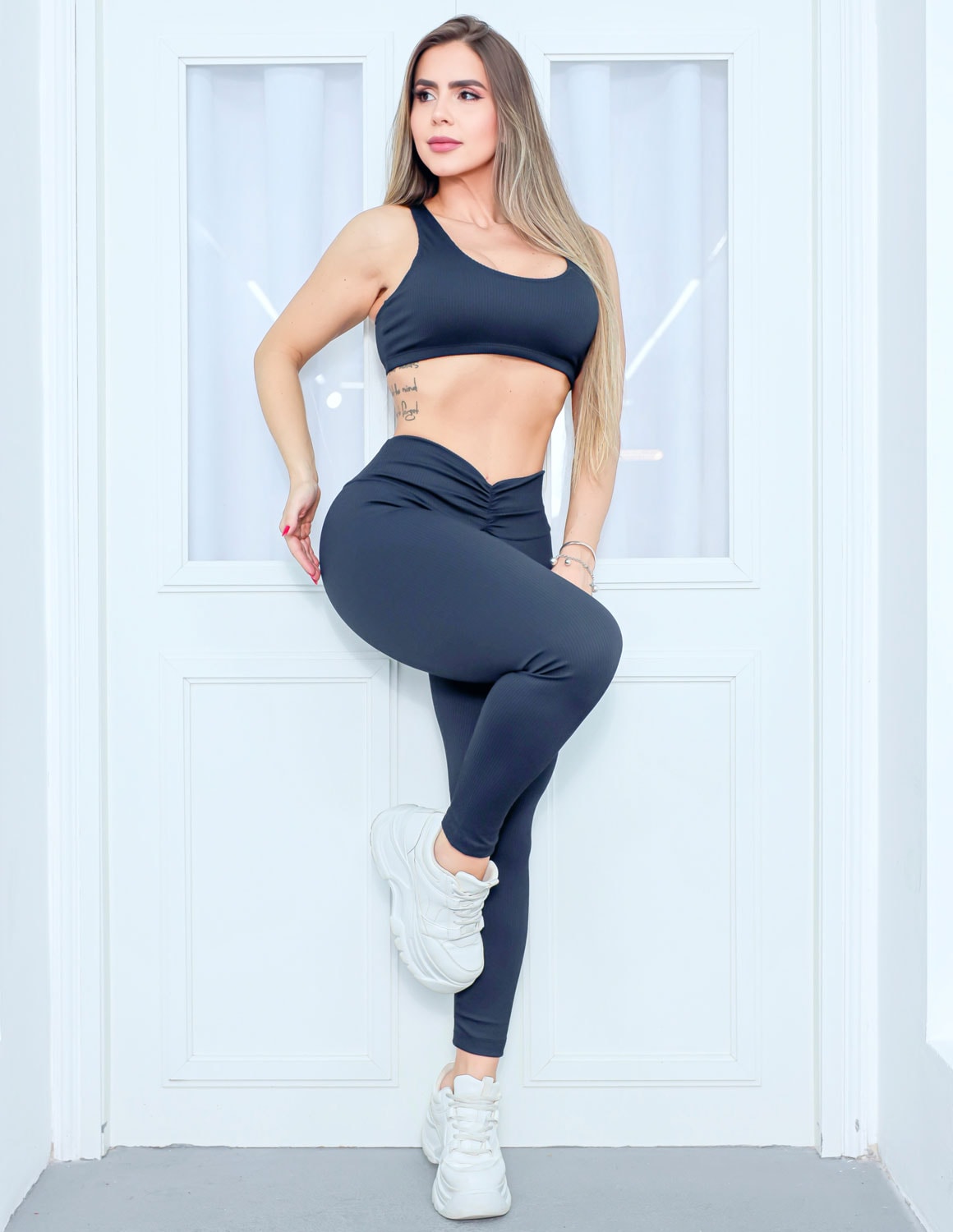 Conjunto Esportivo Feminino em Poliamida Texturizada Calça Empina Bumbum e Top com Bojo