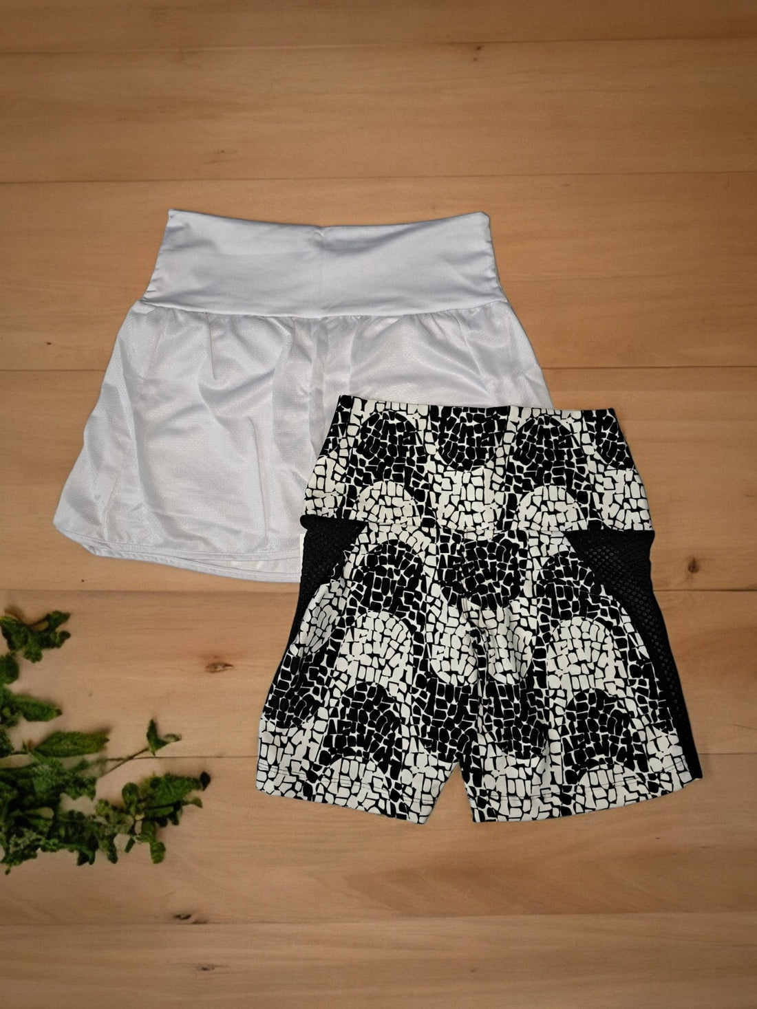 Kit com 1 Short Saia Dry Fit e 1 Short Básico com Tela Lateral