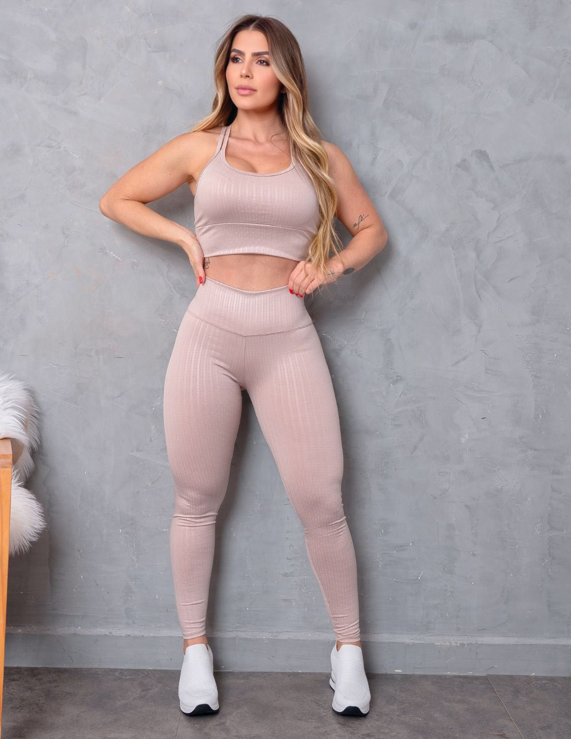 Look Esportivo Feminino com Calça e Top com Bojo em Cirre Texturizado
