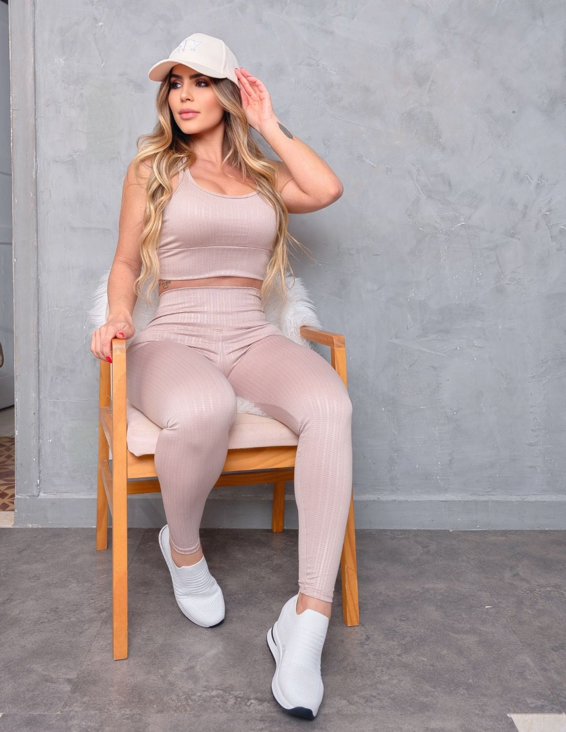 Look Esportivo Feminino com Calça e Top com Bojo em Cirre Texturizado