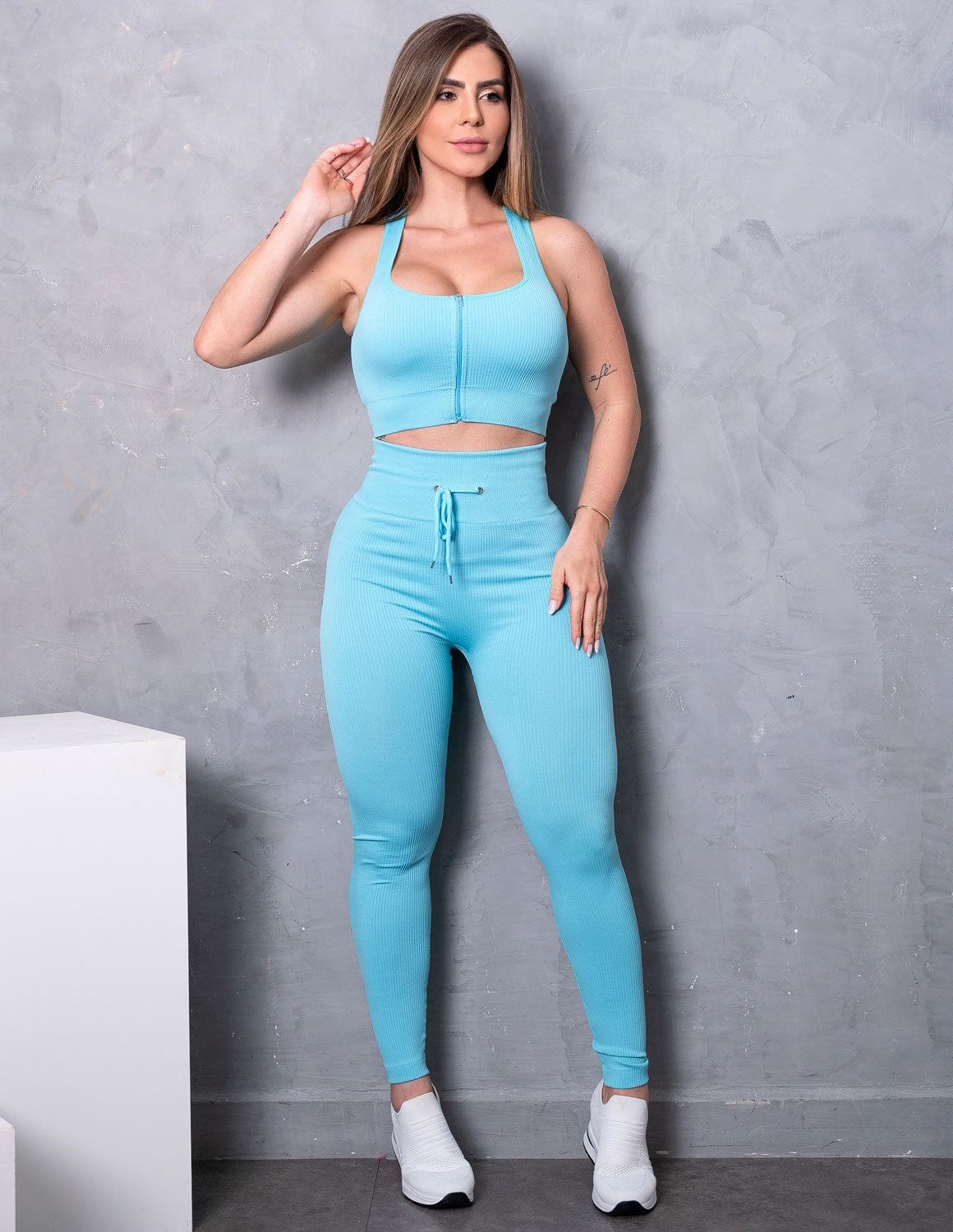 Conjunto Esportivo com Calça e Cropped sem Bojo com Zíper Frontal em Poliamida Canelada
